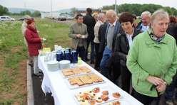 Gäste stehen vor Buffet 